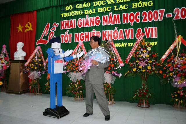 Robot tặng hoa