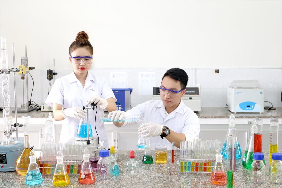 Sinh viên thực hành tại phòng thí nghiệm