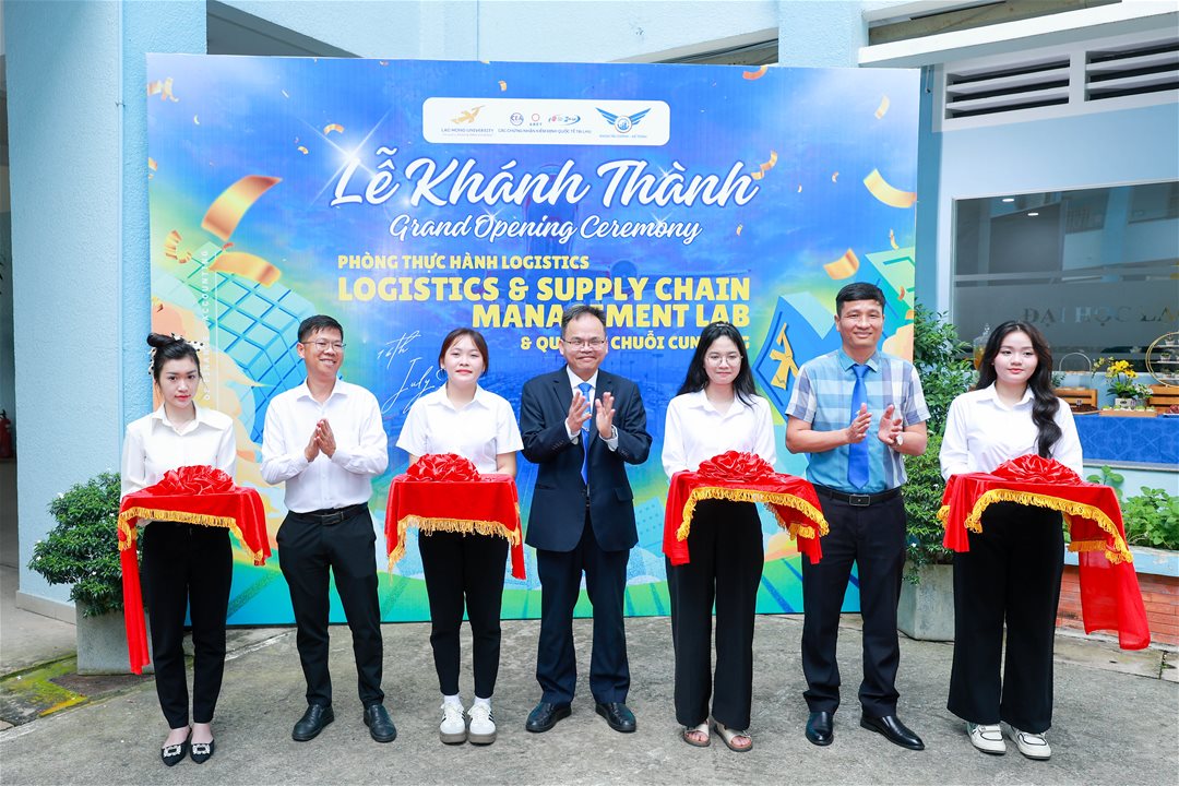 Sinh viên học tập vả thực hành tại phòng thực hành chuyên nghiệp