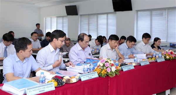 Sáng ngày 21/03/2020, Trường Đại học Lạc Hồng (LHU) tổ chức hội đồng thẩm định chương trình đào tạo trình độ thạc sĩ ngành Tổ chức quản lý dược.  Chương trình có sự tham dự của TS. Lâm Thành Hiển – Phó Hiệu trưởng thường trực LHU; PGS.TS Huỳnh Văn Hóa – Cố vấn chương trình đào tạo ngành Dược, GS.TS Lê Quan Nghiệm – Trường Đại học Y Dược TP.HCM; đại diện Ban soạn thảo đề án và các nhà khoa học thẩm định chương trình được mời từ Đại học Y Dược TP.HCM, ĐH Phạm Ngọc Thạch, Khoa Dược bệnh viện 115, Công ty CP Dược phẩm IMEXPARM và Trung tâm kiểm nghiệm Đồng Nai. Mở đầu Hội thảo, TS. Lâm Thành Hiển – đại diện cơ sở đào tạo tuyên bố lý do cần thiết của hội đồng thẩm định chương trình đào tạo trình độ thạc sĩ ngành Tổ chức quản lý dược (TCQLD) và báo cáo với hội đồng những nội dung cơ bản của dự thảo chương trình đào tạo đề án mở ngành. Tại buổi thậm định, các thành viên của hội đồng đã lần lượt đặt các câu hỏi phản biện để đánh giá sự chuẩn bị của đơn vị đào tạo.  Phần làm việc của hội đồng GS.TS Lê Quan Nghiệm - Chủ tịch hội đồng thống nhất quan điểm làm việc với các nhà khoa học trên cơ sở: nhận xét cốt yếu đi vào nội dung chính; nhận xét mang tính gĐại học Lạc Hồng đang đào tạo 2 ngành trình độ tiến sĩ. Và nếu đề án này được thông qua thì Trường có 7 ngành trình độ thạc sĩ. 