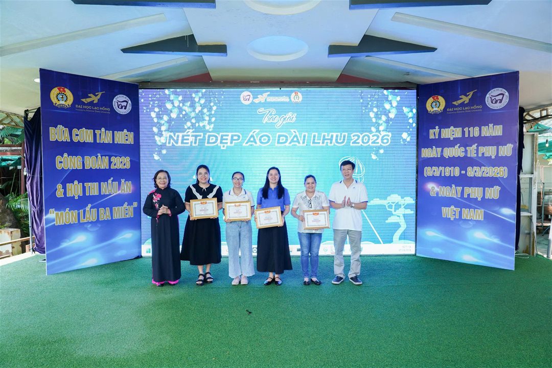 LHU tổ chức chuỗi hoạt động ý nghĩa chào mừng Ngày Quốc tế Phụ nữ 8/3, gắn kết Nhà giáo – Người lao động Ngày 08/3/2026, Trường Đại học Lạc Hồng (LHU) đã tổ chức chuỗi hoạt động chào mừng 116 năm Ngày Quốc tế Phụ nữ (08/3/1910 – 08/3/2026) và chương trình “Bữa Cơm Tân niên Công đoàn” năm 2026 tại Hội quán Trấn Biên, dành cho đội ngũ Nhà giáo, Người lao động trong toàn trường. Chương trình được tổ chức nhằm tạo không gian giao lưu, gắn kết giữa các đơn vị trong toàn trường, đồng thời góp phần lan tỏa tinh thần đoàn kết, sẻ chia và xây dựng môi trường làm việc tích cực trong đại gia đình LHU. Hình 1 Điểm nhấn của chương trình là hội thi nấu ăn với chủ đề “Món lẩu ba miền”, thu hút sự tham gia của các công đoàn bộ phận trong toàn trường. Tại hội thi, các đội đã cùng nhau thể hiện sự khéo léo và sáng tạo trong chế biến những món lẩu đặc trưng của ẩm thực ba miền Bắc – Trung – Nam. Không chỉ chú trọng hương vị, các đội còn đầu tư công phu trong cách trình bày và thuyết trình ý tưởng món ăn, mang đến nhiều sắc màu ẩm thực phong phú và hấp dẫn. Không khí hội thi diễn ra sôi nổi với sự cổ vũ nhiệt tình của các cổ động viên, tạo nên một sân chơi giao lưu vui tươi, góp phần tăng cường sự gắn kết giữa các đơn vị trong nhà trường. Hình 2 Trong khuôn khổ chương trình, Ban tổ chức cũng đã trao giải cuộc thi ảnh “Duyên dáng áo dài LHU 2026”, nhằm tôn vinh vẻ đẹp duyên dáng, thanh lịch của nữ cán bộ, giảng viên và người lao động trong tà áo dài truyền thống. Những bức ảnh dự thi không chỉ ghi lại những khoảnh khắc đẹp của đội ngũ nữ Nhà giáo – Người lao động LHU mà còn lan tỏa hình ảnh người phụ nữ hiện đại, tự tin, năng động và đầy nhiệt huyết trong công việc. Cuộc thi đã nhận được sự hưởng ứng tích cực từ các đơn vị trong trường, góp phần lan tỏa giá trị văn hóa truyền thống và tôn vinh vẻ đẹp của người phụ nữ Việt Nam. Hình 3 Sau các hoạt động thi và trao giải, toàn thể Nhà giáo và Người lao động đã cùng tham gia chương trình “Bữa cơm Tân niên Công đoàn” trong không khí thân tình, ấm áp. Đây là dịp để các thành viên trong đại gia đình LHU cùng gặp gỡ, giao lưu, chia sẻ niềm vui đầu năm; qua đó tăng cường tinh thần đoàn kết, xây dựng môi trường làm việc tích cực và gắn bó trong toàn trường. Chuỗi hoạt động chào mừng Ngày Quốc tế Phụ nữ 8/3 không chỉ thể hiện sự quan tâm của nhà trường đối với đội ngũ nữ Nhà giáo và Người lao động mà còn góp phần lan tỏa những giá trị tốt đẹp, xây dựng văn hóa đoàn kết và nhân văn trong cộng đồng LHU.