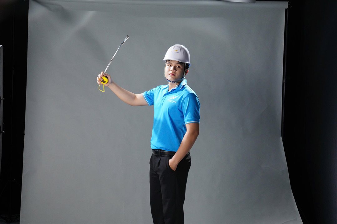 Vòng sơ tuyển Nét đẹp sinh viên Lạc Hồng 2026: 160 thí sinh, chỉ 46 người đi tiếp Dưới góc nhìn của một sân chơi sinh viên, vòng Sơ khảo của Nét đẹp Sinh viên Lạc Hồng 2026 không đơn thuần là bước “lọc hồ sơ”, mà đang dần hé lộ những gương mặt có khả năng định hình cục diện mùa giải. Khi hơn 160 thí sinh bước vào “Thử thách Studio”, điều đọng lại không chỉ là số lượng, mà là sự xuất hiện rõ nét của những cá nhân có chiến lược thể hiện bản thân. Điểm đáng chú ý của mùa giải năm nay nằm ở sự “đồng đều nhưng không hòa lẫn”. Nhiều thí sinh không chọn cách an toàn, mà chủ động xây dựng hình ảnh cá nhân ngay từ vòng đầu tiên. Từ ánh nhìn, cách kiểm soát biểu cảm đến lựa chọn trang phục ở cả 2 lượt thi: Chụp trang phục tự chọn (trắng/đen), Chụp đồng phục Khoa/Ngành - tất cả cho thấy sự chuẩn bị có chủ đích, thay vì chỉ là phản xạ trước ống kính. Ở góc độ chuyên môn, có thể nhận ra một nhóm thí sinh “mạnh” đang dần lộ diện. Họ không nhất thiết là những gương mặt hoàn hảo nhất về ngoại hình, nhưng lại sở hữu những yếu tố quan trọng hơn: khả năng làm chủ không gian, sự ổn định trong phong thái và đặc biệt là tư duy thể hiện bản thân. Trong một thử thách chỉ vỏn vẹn 5 phút, việc tạo ra dấu ấn đủ sâu để được nhớ đến đã trở thành thước đo rõ ràng cho bản lĩnh. Một thay đổi đáng ghi nhận là cách thí sinh tiếp cận cuộc thi. Nếu trước đây, nhiều bạn xem đây là sân chơi trải nghiệm, thì năm nay, không ít thí sinh bước vào với tâm thế của những “người chơi có chiến lược”. Họ hiểu mình cần gì, cần thể hiện điều gì và làm thế nào để khác biệt. Chính điều đó khiến vòng Sơ khảo không còn là bước đệm nhẹ nhàng, mà trở thành “vòng đấu trí” đầu tiên. Tuy nhiên, sự xuất hiện của những gương mặt nổi bật cũng đồng nghĩa với việc cuộc cạnh tranh trở nên khốc liệt hơn. Khi khoảng cách giữa các thí sinh ngày càng thu hẹp, yếu tố quyết định không còn nằm ở vẻ ngoài, mà ở khả năng duy trì phong độ và phát triển qua từng vòng thi. Sơ khảo khép lại, nhưng đồng thời mở ra một bức tranh rõ nét hơn về hành trình phía trước. Những thí sinh “mạnh” đã bắt đầu được gọi tên - không phải bằng danh hiệu, mà bằng cách họ khiến người khác phải nhớ. Và trong một cuộc thi mà dấu ấn cá nhân là “tấm vé đi tiếp”, thì việc được nhớ đến… chính là lợi thế đầu tiên.Top 46 Nét đẹp Sinh viên Lạc Hồng 2026 sẽ chính thức được công bố vào 19:00 ngày 31/03/2026 trên Fanpage Lac Hong University. Một số hình ảnh: