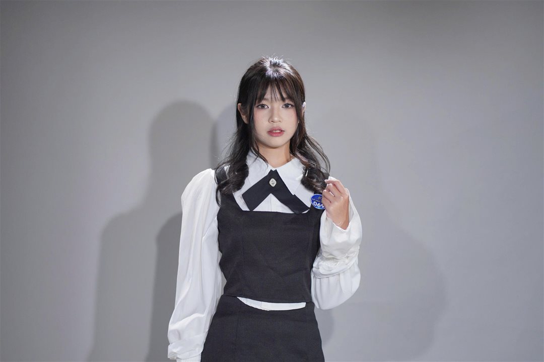 Vòng sơ tuyển Nét đẹp sinh viên Lạc Hồng 2026: 160 thí sinh, chỉ 46 người đi tiếp Dưới góc nhìn của một sân chơi sinh viên, vòng Sơ khảo của Nét đẹp Sinh viên Lạc Hồng 2026 không đơn thuần là bước “lọc hồ sơ”, mà đang dần hé lộ những gương mặt có khả năng định hình cục diện mùa giải. Khi hơn 160 thí sinh bước vào “Thử thách Studio”, điều đọng lại không chỉ là số lượng, mà là sự xuất hiện rõ nét của những cá nhân có chiến lược thể hiện bản thân. Điểm đáng chú ý của mùa giải năm nay nằm ở sự “đồng đều nhưng không hòa lẫn”. Nhiều thí sinh không chọn cách an toàn, mà chủ động xây dựng hình ảnh cá nhân ngay từ vòng đầu tiên. Từ ánh nhìn, cách kiểm soát biểu cảm đến lựa chọn trang phục ở cả 2 lượt thi: Chụp trang phục tự chọn (trắng/đen), Chụp đồng phục Khoa/Ngành - tất cả cho thấy sự chuẩn bị có chủ đích, thay vì chỉ là phản xạ trước ống kính. Ở góc độ chuyên môn, có thể nhận ra một nhóm thí sinh “mạnh” đang dần lộ diện. Họ không nhất thiết là những gương mặt hoàn hảo nhất về ngoại hình, nhưng lại sở hữu những yếu tố quan trọng hơn: khả năng làm chủ không gian, sự ổn định trong phong thái và đặc biệt là tư duy thể hiện bản thân. Trong một thử thách chỉ vỏn vẹn 5 phút, việc tạo ra dấu ấn đủ sâu để được nhớ đến đã trở thành thước đo rõ ràng cho bản lĩnh. Một thay đổi đáng ghi nhận là cách thí sinh tiếp cận cuộc thi. Nếu trước đây, nhiều bạn xem đây là sân chơi trải nghiệm, thì năm nay, không ít thí sinh bước vào với tâm thế của những “người chơi có chiến lược”. Họ hiểu mình cần gì, cần thể hiện điều gì và làm thế nào để khác biệt. Chính điều đó khiến vòng Sơ khảo không còn là bước đệm nhẹ nhàng, mà trở thành “vòng đấu trí” đầu tiên. Tuy nhiên, sự xuất hiện của những gương mặt nổi bật cũng đồng nghĩa với việc cuộc cạnh tranh trở nên khốc liệt hơn. Khi khoảng cách giữa các thí sinh ngày càng thu hẹp, yếu tố quyết định không còn nằm ở vẻ ngoài, mà ở khả năng duy trì phong độ và phát triển qua từng vòng thi. Sơ khảo khép lại, nhưng đồng thời mở ra một bức tranh rõ nét hơn về hành trình phía trước. Những thí sinh “mạnh” đã bắt đầu được gọi tên - không phải bằng danh hiệu, mà bằng cách họ khiến người khác phải nhớ. Và trong một cuộc thi mà dấu ấn cá nhân là “tấm vé đi tiếp”, thì việc được nhớ đến… chính là lợi thế đầu tiên.Top 46 Nét đẹp Sinh viên Lạc Hồng 2026 sẽ chính thức được công bố vào 19:00 ngày 31/03/2026 trên Fanpage Lac Hong University. Một số hình ảnh: